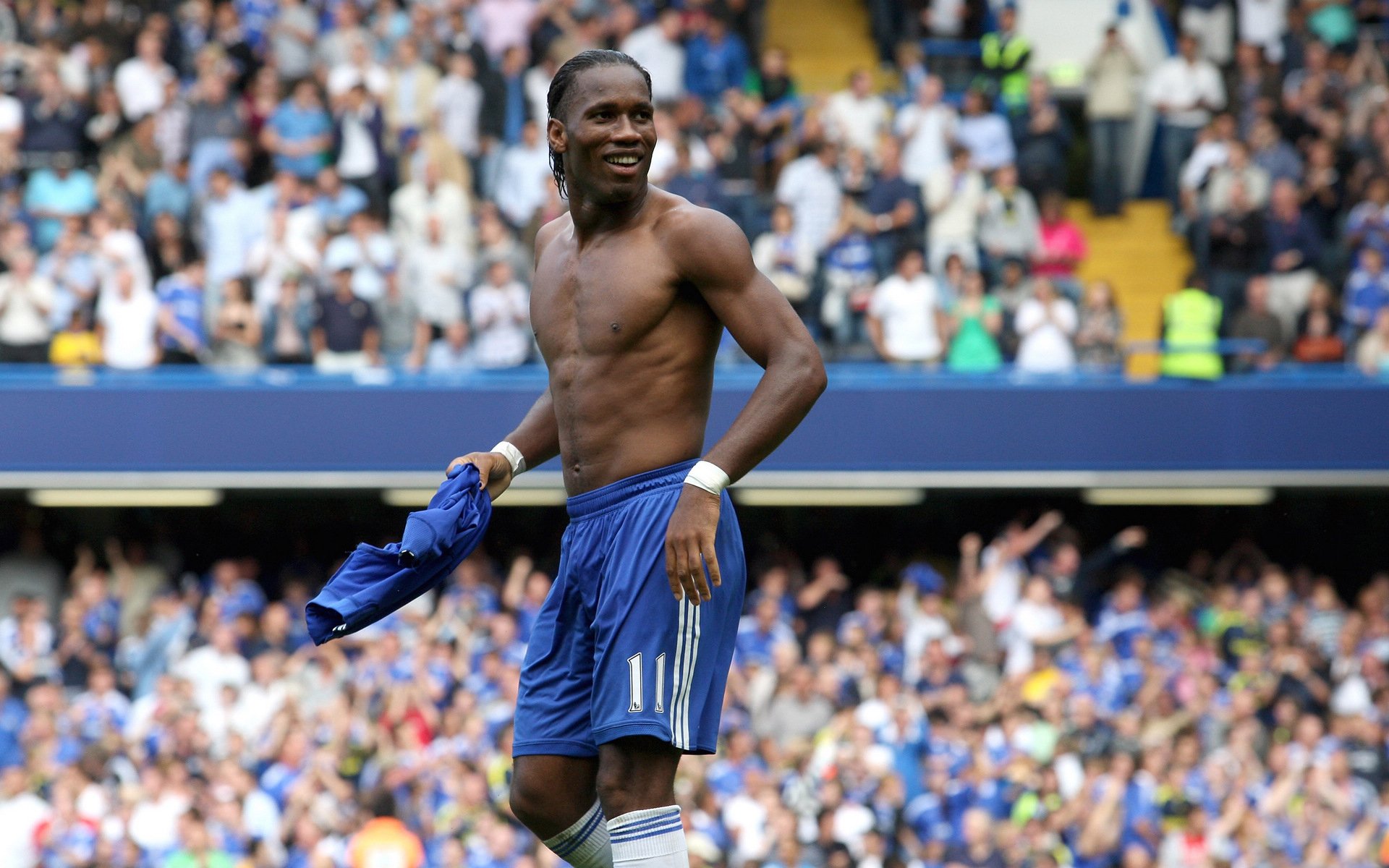 凯撒酋长主场气氛堪比欧洲豪门,球迷热情高涨,凯撒踢球